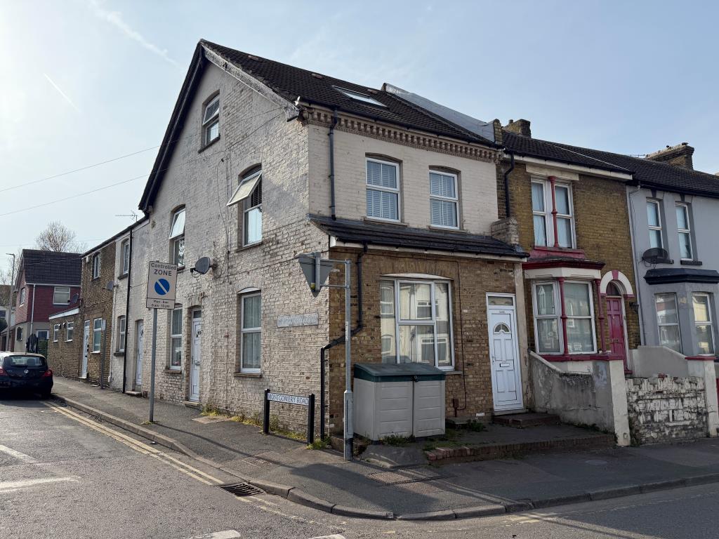Lot: 145 - BLOCK OF THREE FLATS FOR INVESTMENT - End of terrace brick built block of flats